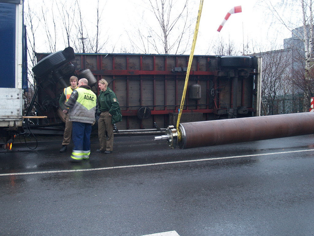 LKW Anhaenger umgekippt Koeln Niehl Geestemuenderstr Industriestr P59.JPG